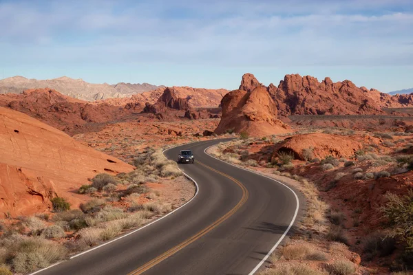 Vadi, yangın State Park, Nevada, Amerika Birleşik Devletleri - 14 Kasım 2018: Çöl manzaralı bir yolda bir bulutlu ve güneşli gün boyunca araba araba.