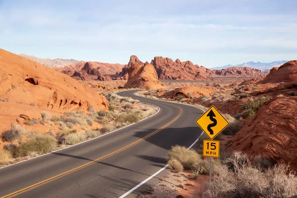 Kurvenreiches Straßenschild Auf Einer Malerischen Straße Der Wüste Einem Bewölkten — Stockfoto