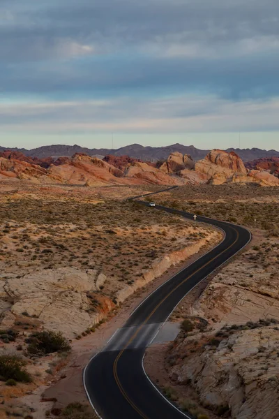 Luftaufnahme Der Malerischen Straße Der Wüste Während Eines Bewölkten Sonnenaufgangs — Stockfoto
