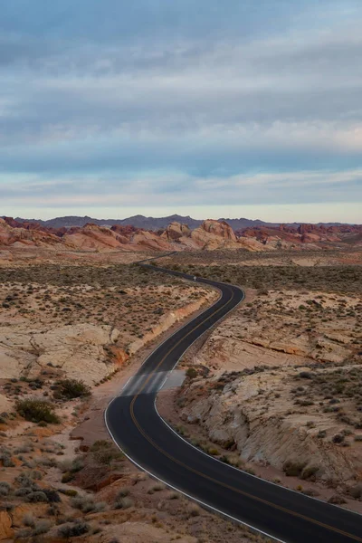 Luftaufnahme Der Malerischen Straße Der Wüste Während Eines Bewölkten Sonnenaufgangs — Stockfoto