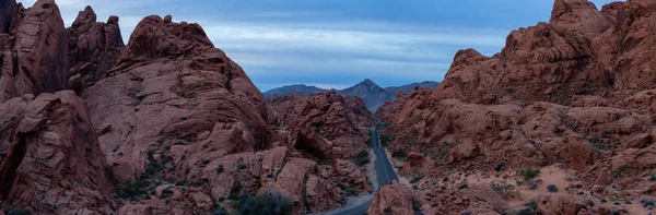 Luftpanorama Auf Der Malerischen Straße Der Wüste Bei Bewölktem Sonnenaufgang — Stockfoto