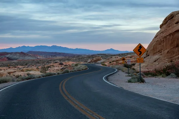 Kurvenreiches Straßenschild Auf Einer Malerischen Straße Der Wüste Während Eines — Stockfoto