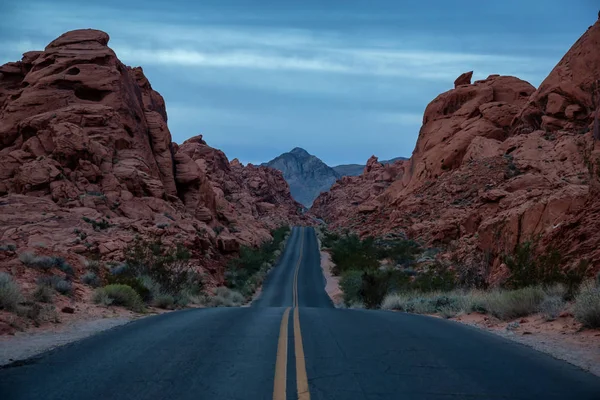 Vue Panoramique Sur Route Dans Désert Pendant Lever Soleil Nuageux — Photo