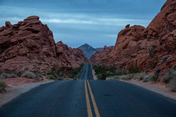 在多云的日出中 在沙漠中的道路上欣赏风景 拍摄于美国内华达州的火谷州公园 — 图库照片