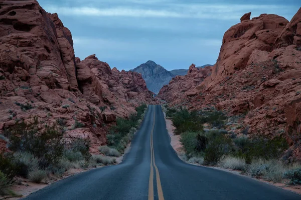Malerischer Blick Auf Die Straße Der Wüste Während Eines Bewölkten — Stockfoto
