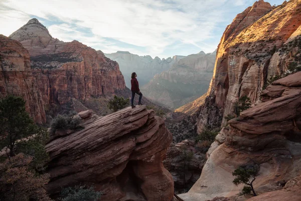 Chica Aventurera Borde Acantilado Está Mirando Una Hermosa Vista Del — Foto de Stock