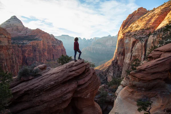 Chica Aventurera Borde Acantilado Está Mirando Una Hermosa Vista Del — Foto de Stock