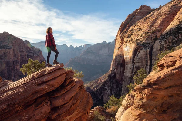 Chica Aventurera Borde Acantilado Está Mirando Una Hermosa Vista Del — Foto de Stock