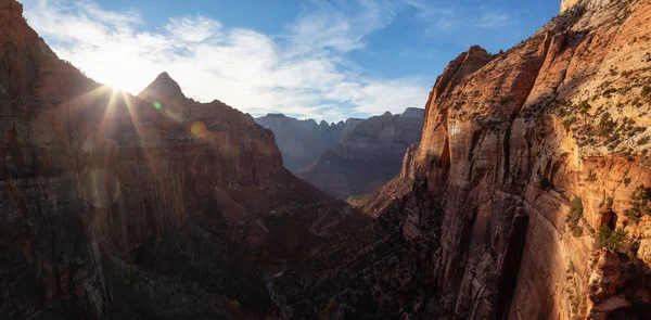 Hermosa Vista Panorámica Del Paisaje Cañón Durante Una Vibrante Puesta — Foto de Stock