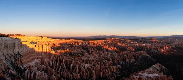 在充满活力的日出中 鸟全景美丽的美国峡谷景观 拍摄于布莱斯峡谷国家公园 犹他州 — 图库照片