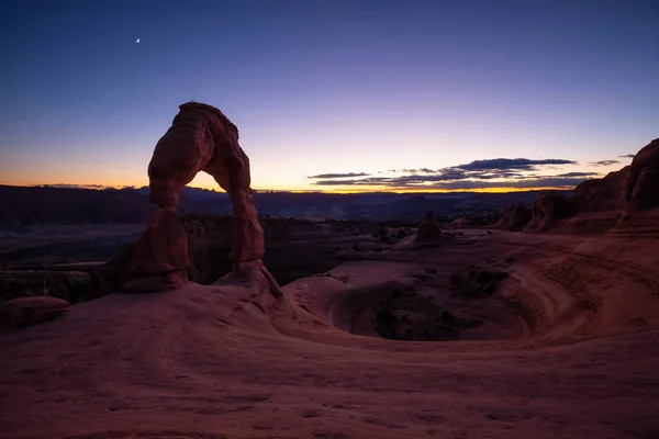 Hermoso Paisaje Única Formación Roca Arenisca Desierto Durante Crepúsculo Vibrante —  Fotos de Stock