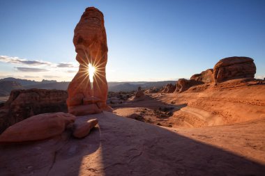 Güneşli bir gün batımı sırasında çölde benzersiz kumtaşı kaya oluşumu güzel manzara. Arches National Park, Moab, Utah, Amerika Birleşik Devletleri'nde çekilen.