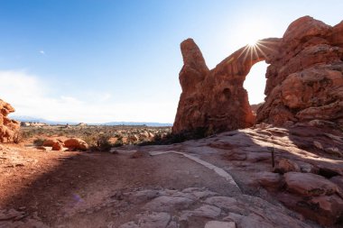 Canlı bir güneşli gün boyunca bir kemer kaya oluşumuna yol açan doğal yolu. Kemerler Milli Parkı'nda bulunan Moab, Utah, Amerika Birleşik Devletleri, alınan.