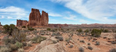 Panoramik manzaralı güzel red rock canyon oluşumların canlı bir güneşli gün boyunca. Kemerler Milli Parkı'nda bulunan Moab, Utah, Amerika Birleşik Devletleri, alınan.