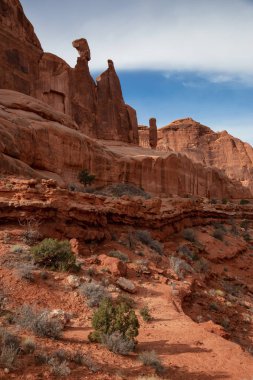 Manzaralı güzel red rock canyon oluşumların canlı bir güneşli gün boyunca. Kemerler Milli Parkı'nda bulunan Moab, Utah, Amerika Birleşik Devletleri, alınan.