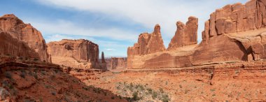 Panoramik manzaralı güzel red rock canyon oluşumların canlı bir güneşli gün boyunca. Kemerler Milli Parkı'nda bulunan Moab, Utah, Amerika Birleşik Devletleri, alınan.