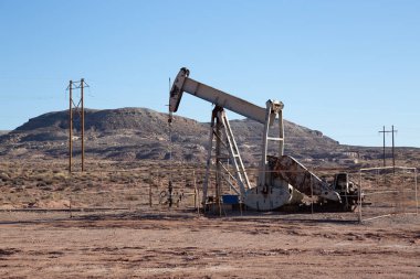 Güneşli bir gün boyunca çölde eski petrol sondaj platformu. Bluff, Utah, Amerika Birleşik Devletleri yanında alınan.