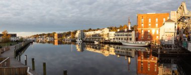 Mystic, Stonington, Connecticut, Amerika Birleşik Devletleri - 26 Ekim 2018: Panoramik canlı gün doğumu sırasında gizemli nehir tarafından eski tarihi evleri.
