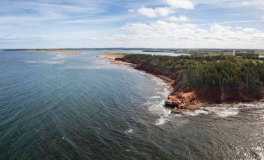 Atlantik Okyanusu üzerinde güzel bir kayalık sahil hava panoramik manzaralı. Cabot Beach Provincial Park, Prince Edward Island, Kanada içinde alınan.