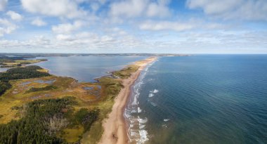 Güzel kumlu bir plaj Atlantik Okyanusu üzerinde hava panoramik manzaralı. Cavendish, Prince Edward Island, Kanada içinde alınan.