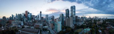 Toronto, Ontario, Kanada, Downtown modern bir cityscape canlı bir gün batımı sırasında hava panoramik manzaralı.
