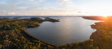 Büyük göller, göl Huron, güzel bir körfezde canlı bir gün batımı sırasında hava panoramik manzara görünümü. Toronto, Ontario, Kanada'dan bulunduğu Kuzeybatı.
