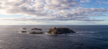 Canlı bir gün batımı sırasında kayalık bir Atlantik Okyanusu kıyısında çarpıcı panoramik deniz manzarası görünümü. Karga baş, Kuzey Twillingate Island, Newfoundland ve Labrador, Kanada alınan.