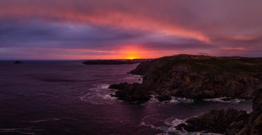 Renkli gün doğumu sırasında kayalık bir Atlantik Okyanusu kıyısında çarpıcı panoramik deniz manzarası görünümü. Karga baş, Kuzey Twillingate Island, Newfoundland ve Labrador, Kanada alınan.