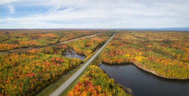 Hava panoramik sırasında güzel bir Kanada manzara otoyol renk sezon sonbahar. Belledune, New Brunswick, Kanada alınan.