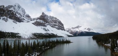 Kanada kayalık dağlarında güzel bir buzul göl hava panoramik manzaralı. Banff, Alberta, Kanada içinde alınan.