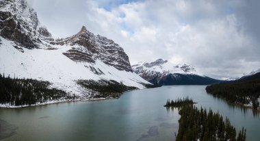 Kanada kayalık dağlarında güzel bir buzul göl hava panoramik manzaralı. Banff, Alberta, Kanada içinde alınan.