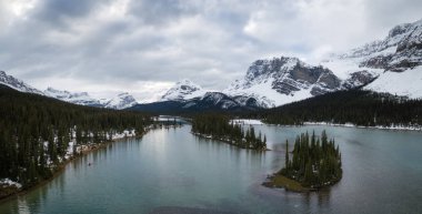 Kanada kayalık dağlarında güzel bir buzul göl hava panoramik manzaralı. Banff, Alberta, Kanada içinde alınan.