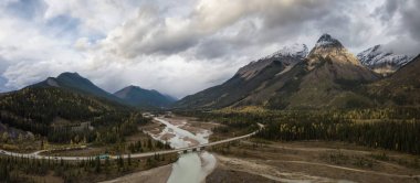Hava panoramik manzaralı bir yol Kanada dağ manzarası bulutlu ve yağmurlu bir akşam sırasında dikkat çekici. Golden, British Columbia, Kanada bulunan.