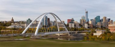 Güneşli bir gün boyunca güzel modern şehrin panoramik görünümü. Edmonton, Alberta, Kanada içinde alınan.