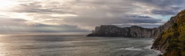 Çarpıcı panoramik manzara bulutlu gün doğumu sırasında kayalık bir kıyı şeridi. Forillon Milli Parkı'nda, Gasp, Quebec, Kanada yakınlarında alınan.