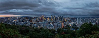 Güzel bir modern şehir şehir çarpıcı bulutlu gün doğumu sırasında hava panoramik manzaralı. MT Royal, Montreal, Quebec, Kanada alınan.