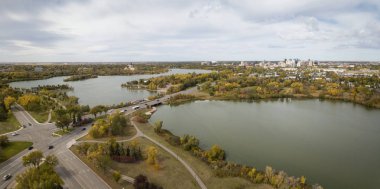 Sonbahar sezonu canlı bir gün boyunca hava panoramik görünümünü Wascana Gölü. Regina, Saskatchewan, Kanada içinde alınan.