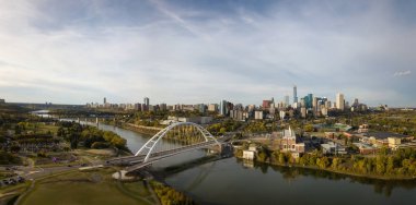 Güneşli bir gün boyunca güzel modern şehrin havadan panoramik görünümü. Edmonton, Alberta, Kanada içinde alınan.
