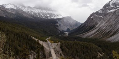 Kanada Kayalık Dağları Sonbahar mevsiminde manzaralı bir yolda hava panoramik manzaralı. Icefields Pkwy, Jasper, Alberta, Kanada içinde alınan.