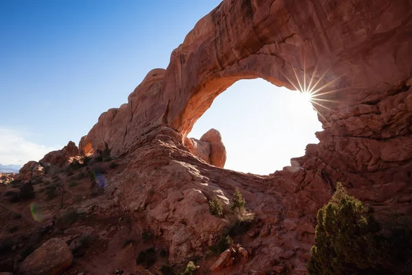 Paisaje Escénico Una Formación Rocosa Arco Durante Día Soleado Vibrante —  Fotos de Stock