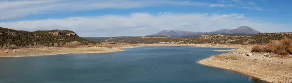 Panoramik Göl Siyahın Depo Canlı Bir Güneşli Gün Boyunca Bir — Stok fotoğraf