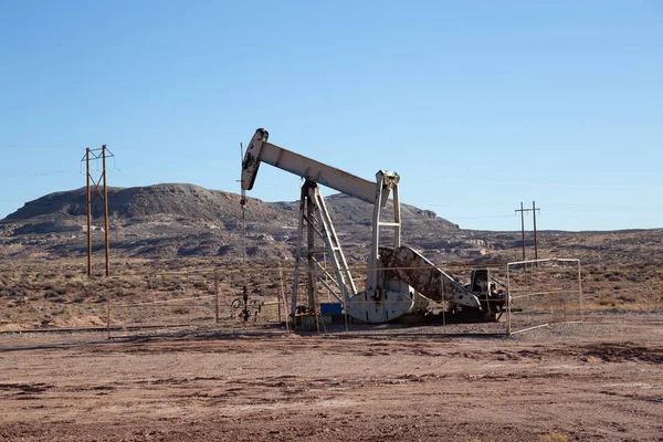 Güneşli bir gün boyunca çölde eski petrol sondaj platformu. Bluff, Utah, Amerika Birleşik Devletleri yanında alınan.