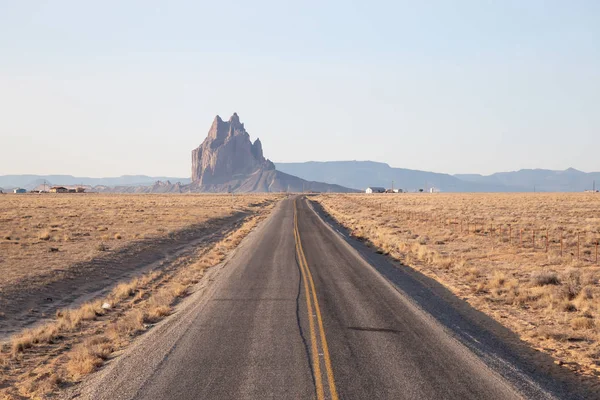 Vista Uma Estrada Deserto Seco Com Pico Montanha Shiprock Fundo — Fotografia de Stock