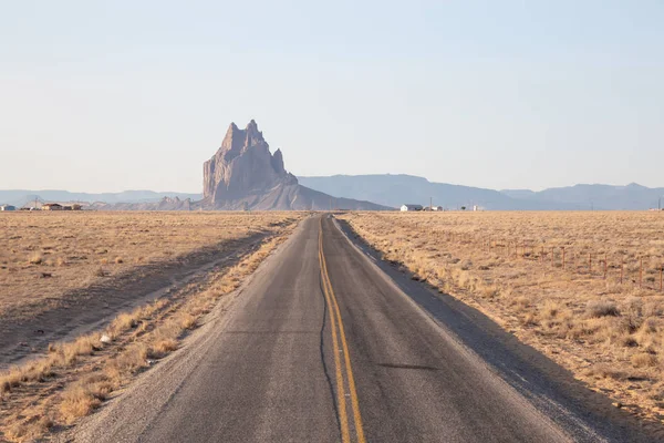 Vista Uma Estrada Deserto Seco Com Pico Montanha Shiprock Fundo — Fotografia de Stock