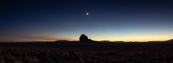 在日落后晴朗的夜空中 以山顶为背景的干燥沙漠的戏剧性全景景观 拍摄于美国新墨西哥州 Shiprok — 图库照片