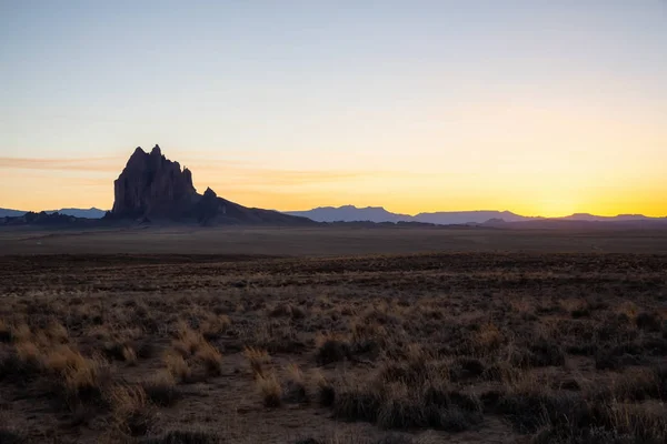 Vista Impressionante Paisagem Deserto Seco Com Pico Montanha Fundo Durante — Fotografia de Stock