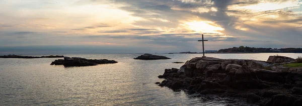 Vista Panoramica Sul Mare Una Croce Una Riva Rocciosa Durante — Foto Stock