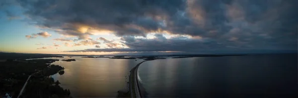 在多云的日出中 空中全景可欣赏大西洋上美丽海滩的全景 拍摄于加拿大新斯科舍省新月海滩 — 图库照片