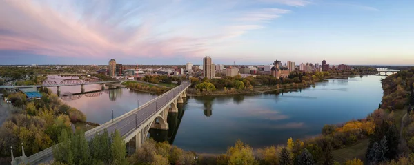 Letecký Panoramatický Pohled Most Vedoucí Přes Řeku Saskatchewan Během Zářivé — Stock fotografie