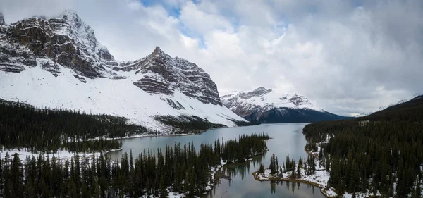 Veduta Aerea Panoramica Bellissimo Lago Ghiacciaio Nelle Montagne Rocciose Canadesi — Foto Stock